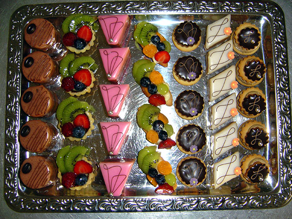 Platte mit Petit Fours Landbäckerei Menzel